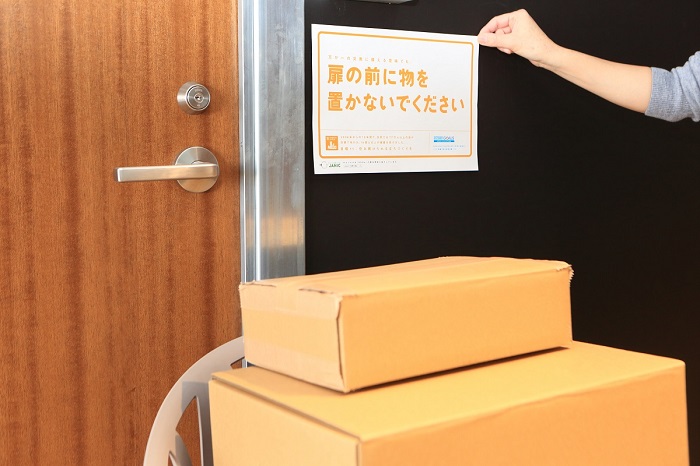 【目標11「住み続けられるまちづくりを」の張り紙には、「万が一の災害に備える意味でも、扉の前に物を置かないでください 2006年からの10年間で、世界では77万人以上の命が災害で失われ、19億人以上が被害を受けました。」と書かれています。】